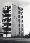 600149 Afbeelding van de spandoeken als protest tegen de opgelegde huurverhoging, aan de balkons van enkele woningen in ...